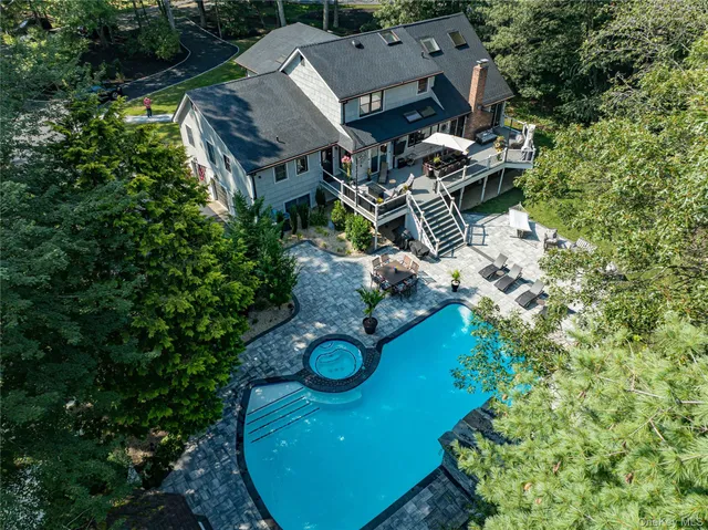 $1,899,000 | 142 Landing Meadow Road, Smithtown, NY 11787