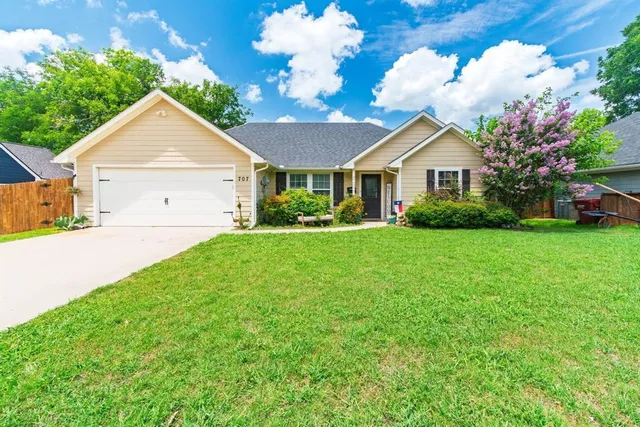 $350,000 | 707 North Main Street, Farmersville, TX 75442