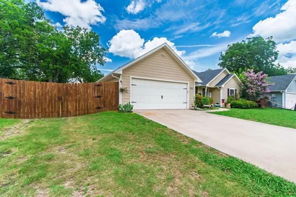 a view of a house with a yard