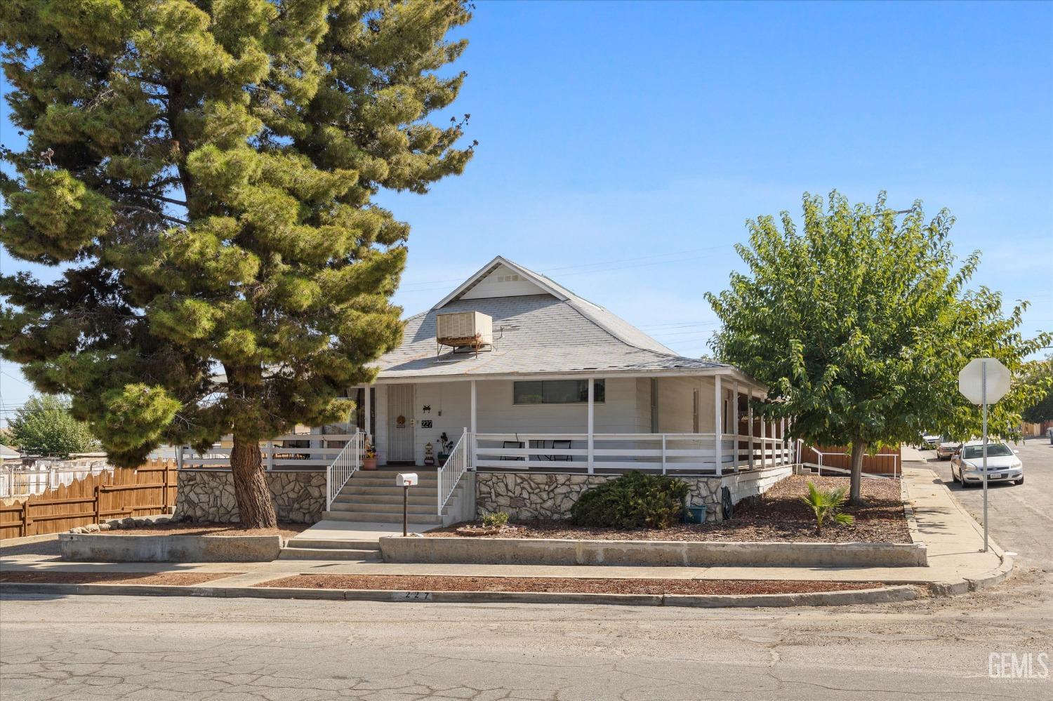 Undisclosed Address Taft, CA 93268 - Photo 3 of 44 front view of a house with a small yard