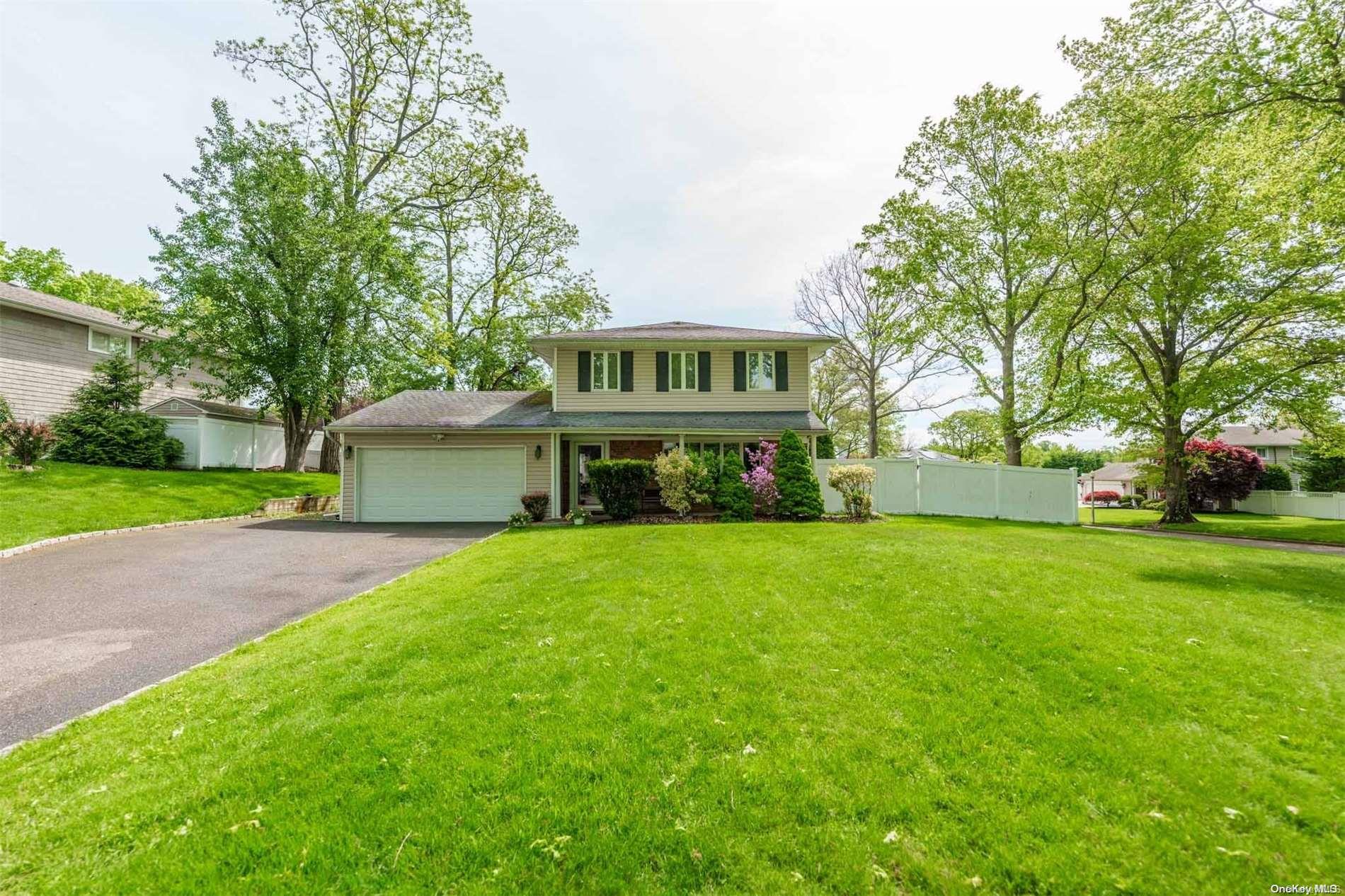 a view of a house with backyard and garden