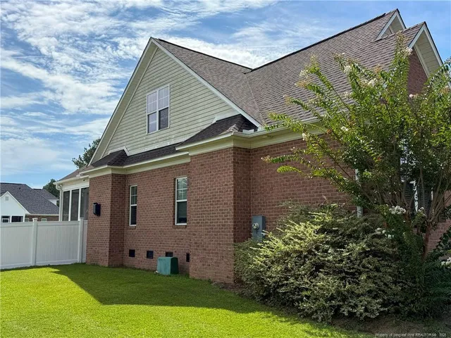 a view of a house with backyard