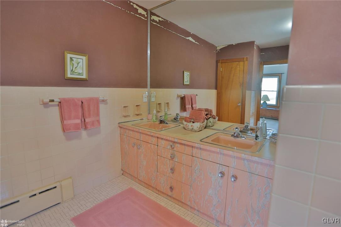 3121 Altonah Road Bethlehem, PA 18017 - Photo 11 of 17 Full bathroom