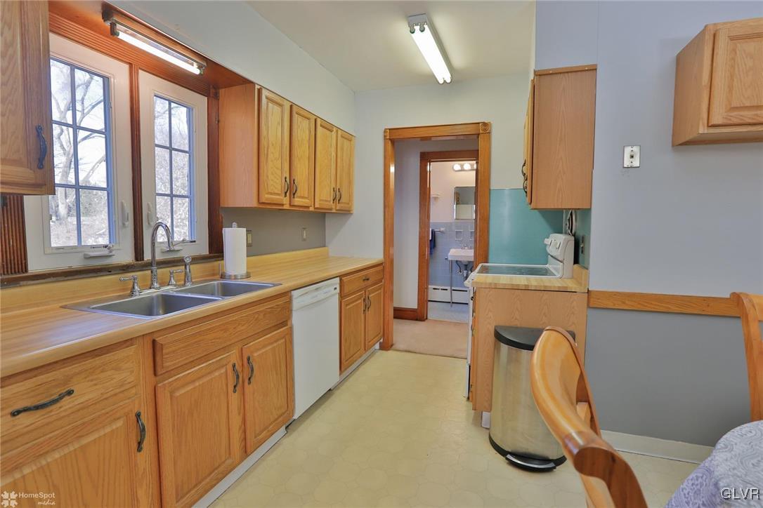 3121 Altonah Road Bethlehem, PA 18017 - Photo 6 of 17 Kitchen.