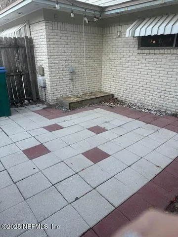 a view of a backyard