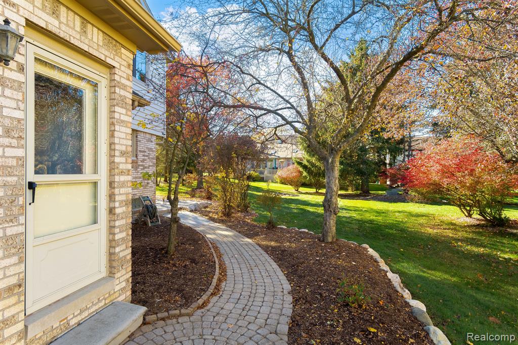 733 Timberline Drive Rochester Hills, MI 48309 - Photo 3 of 62