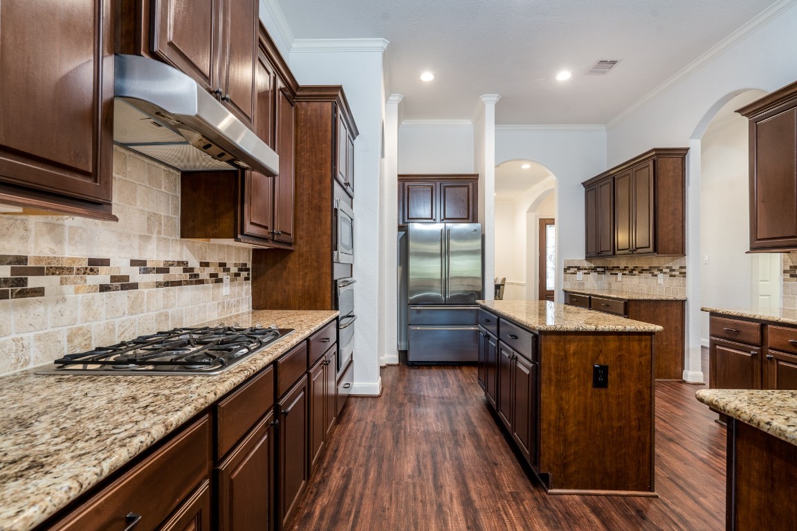 6859 Adrienne Arbor Drive Spring, TX 77389 - Photo 9 of 32 Huge kitchen area with granite counter tops, double over, and plenty of cabinets