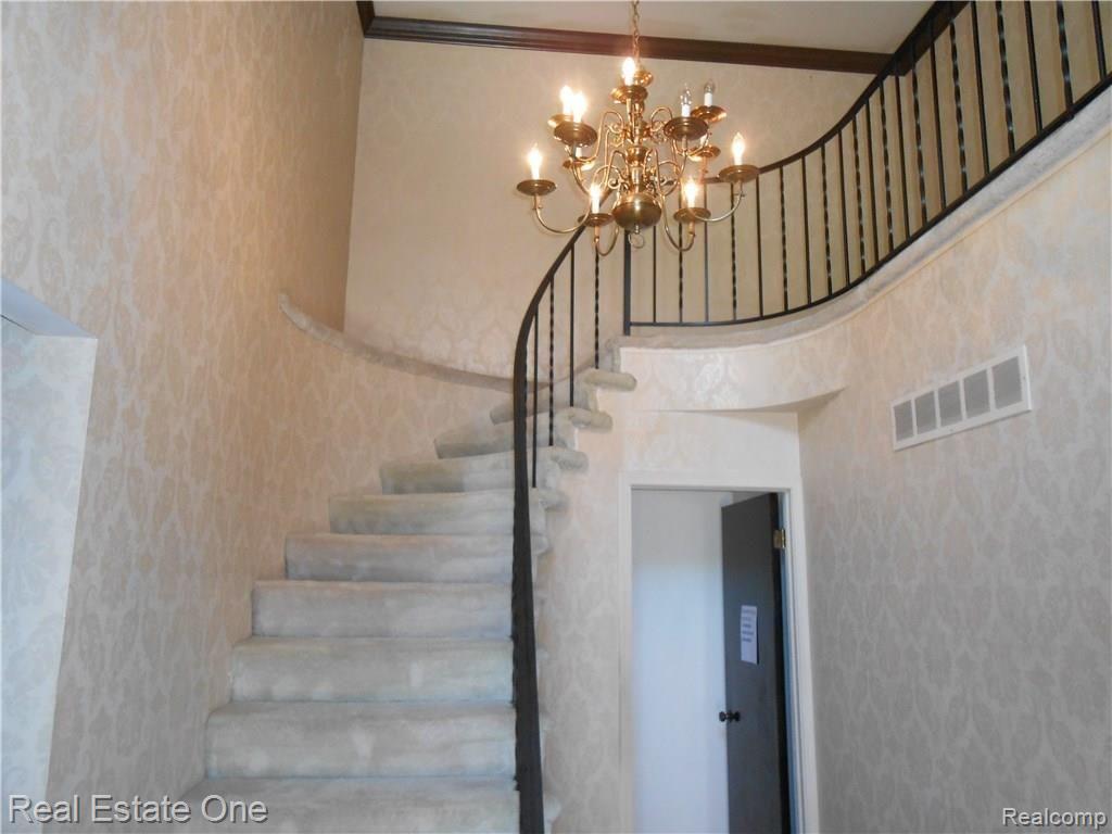 29346 Wellington Road West Southfield, MI 48034 - Photo 3 of 27