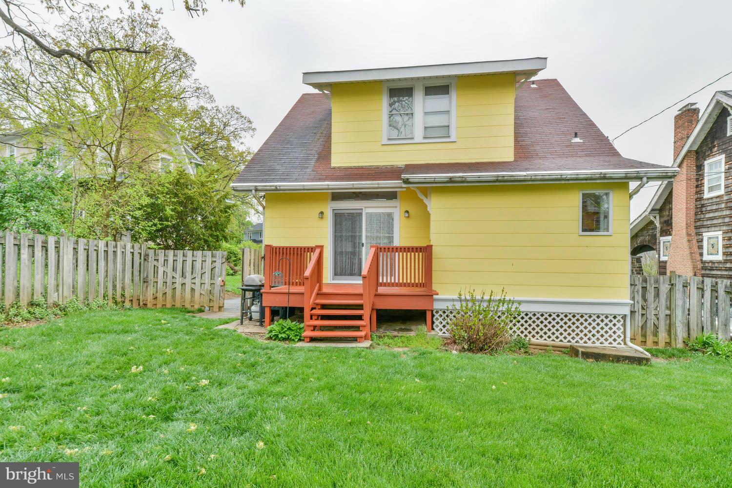 10 Mallow Hill Road Baltimore, MD 21229 - Photo 28 of 30 a front view of a house with garden