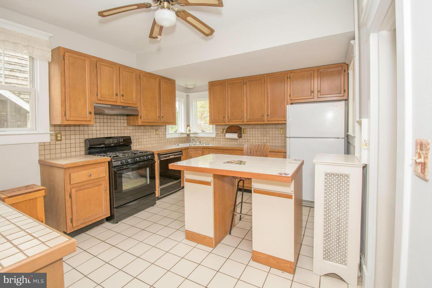 10 Mallow Hill Road Baltimore, MD 21229 - Photo 8 of 30 a kitchen with a sink appliances and cabinets