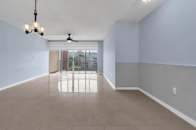 a view of empty room with a ceiling fan