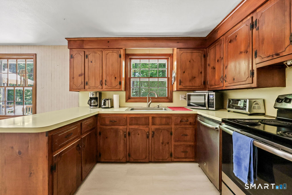 18 Foxridge Lane Avon, CT 06001 - Photo 8 of 31