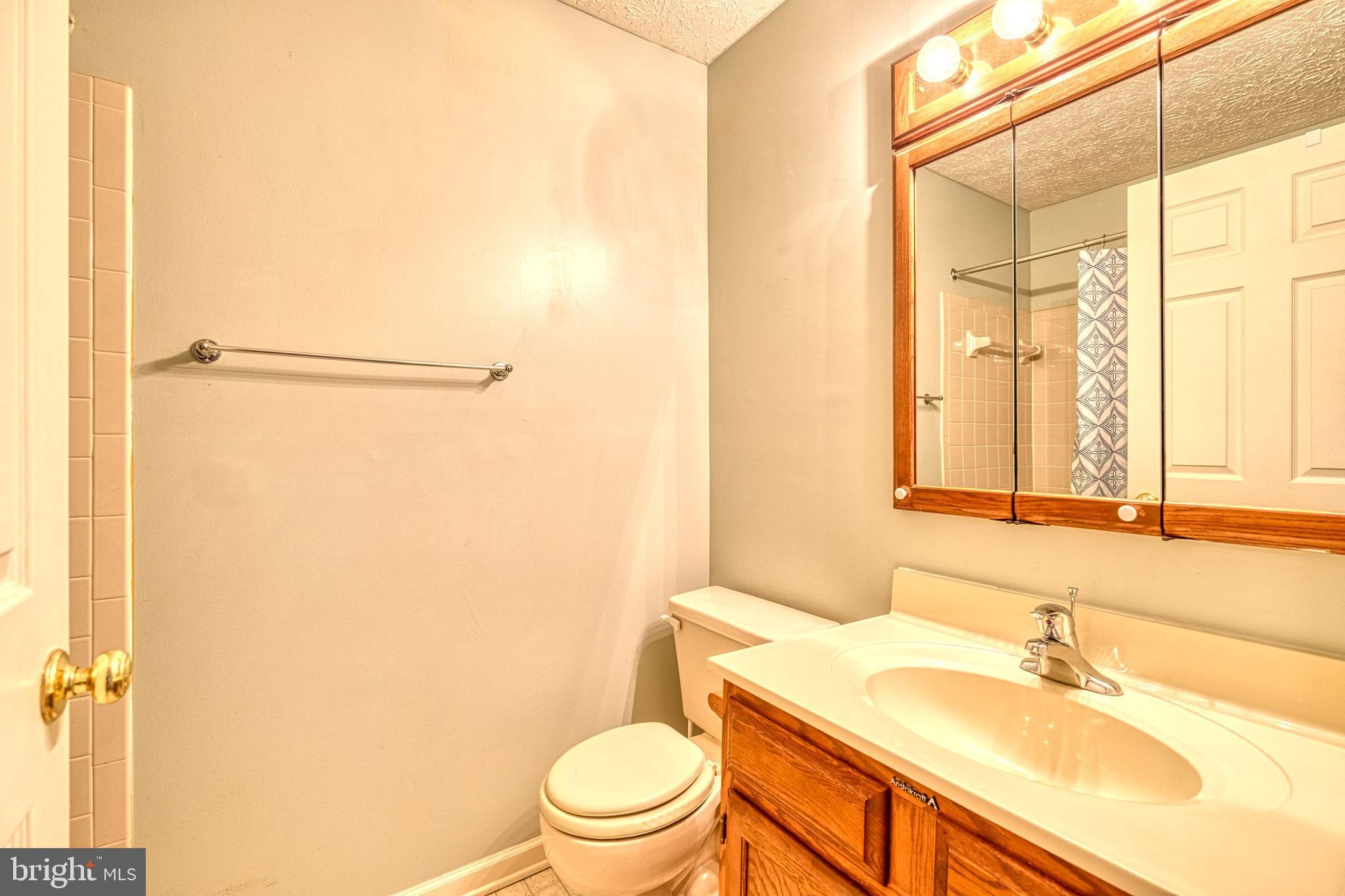 863 Deering Road, Unit 9H Pasadena, MD 21122 - Photo 20 of 26 Hall Full Bath