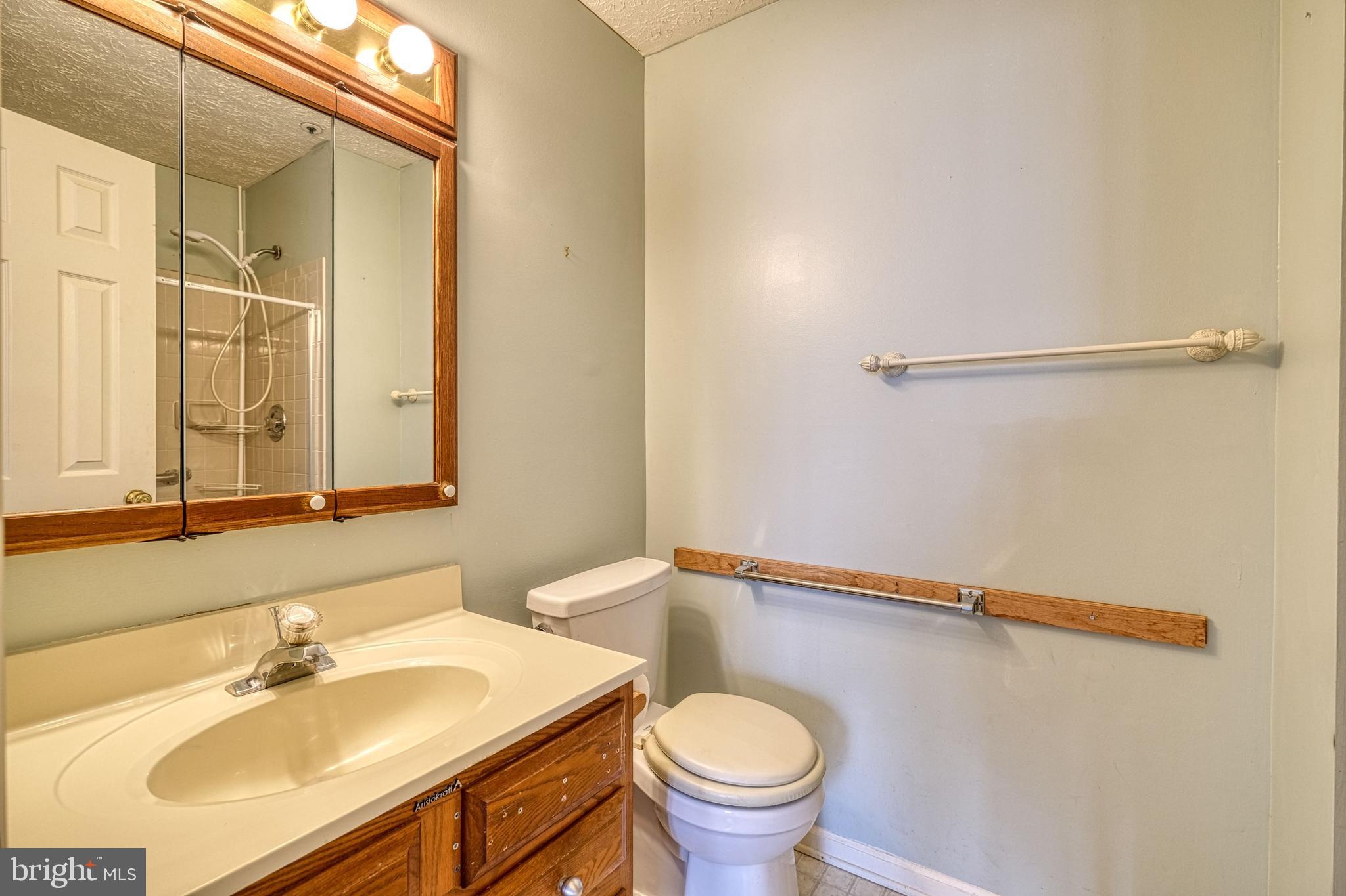 863 Deering Road, Unit 9H Pasadena, MD 21122 - Photo 25 of 26 Primary Bath