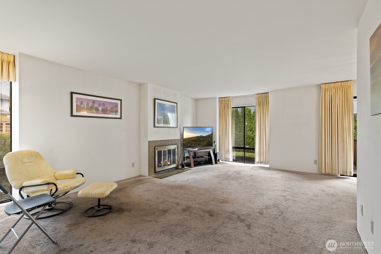 2510 Rucker Avenue, Unit 1 Everett, WA 98201 - Photo 24 of 34 a view of a livingroom with furniture and a window
