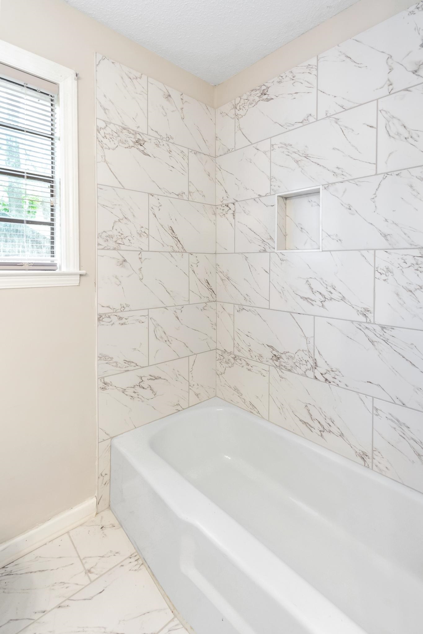 3036 Canyon Road Memphis, TN 38134 - Photo 21 of 24 a bathroom with a bathtub