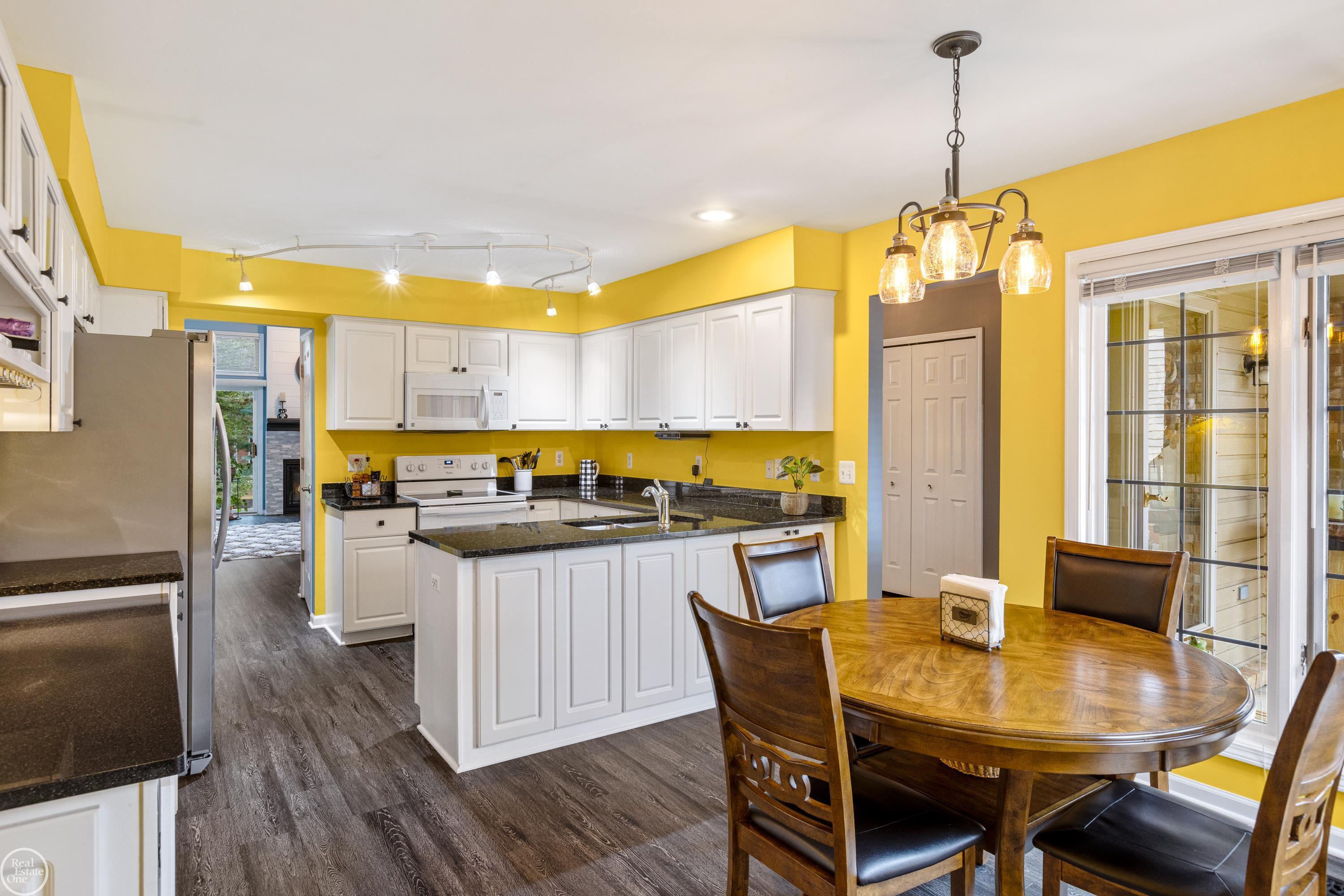 52103 Southview Ridge Macomb, MI 48042 - Photo 6 of 49 50137701-613ca69d-b043-4ecf-8dca-e88bf60c55f9.JPG