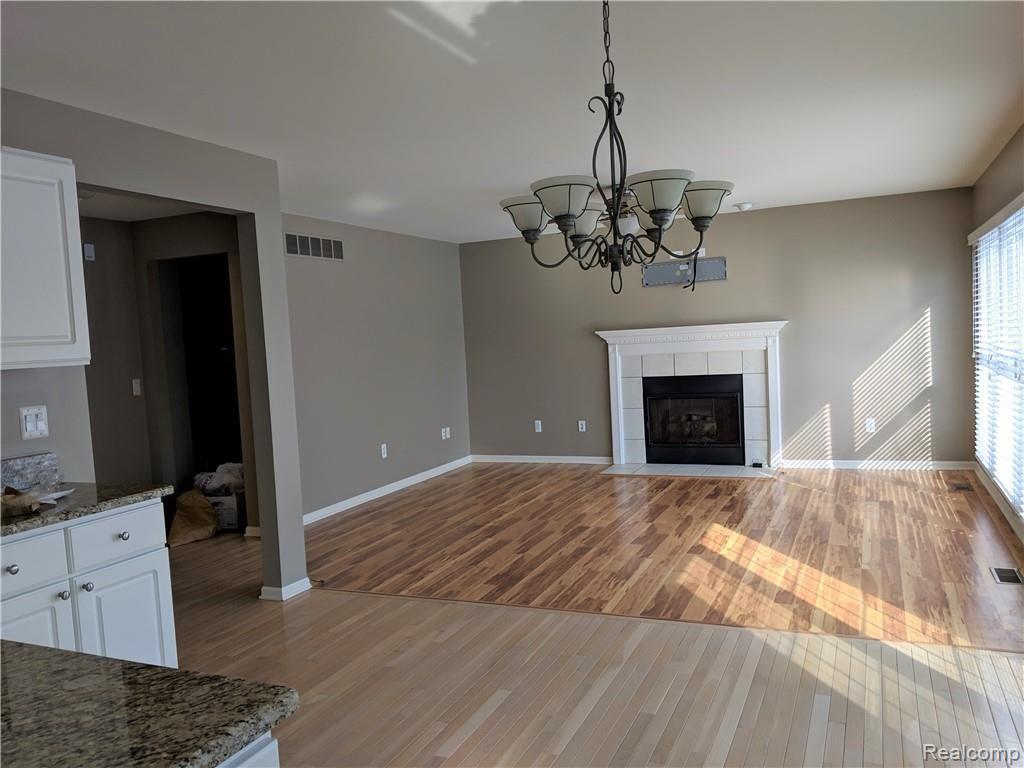 3575 Wyndam Lane Rochester, MI 48306 - Photo 10 of 25 10-Family rm .jpg