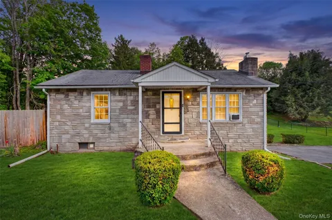 $325,000 | 17 Holt Road, Hyde Park, NY 12538