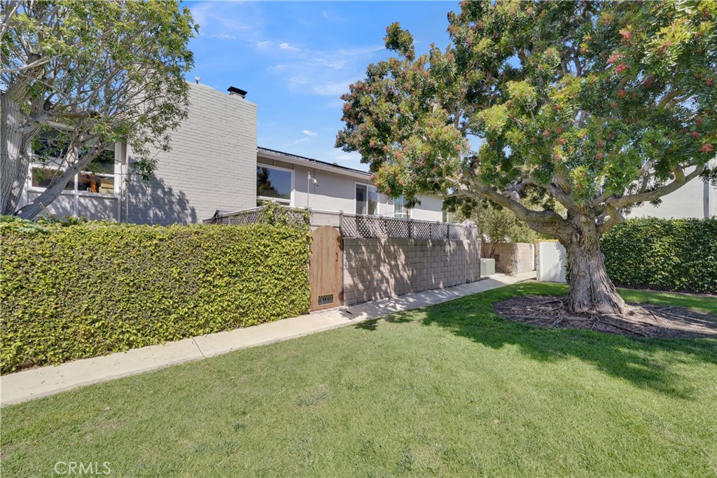 2422 Miseno Way Costa Mesa, CA 92627 - Photo 34 of 40 a view of a back yard of the house