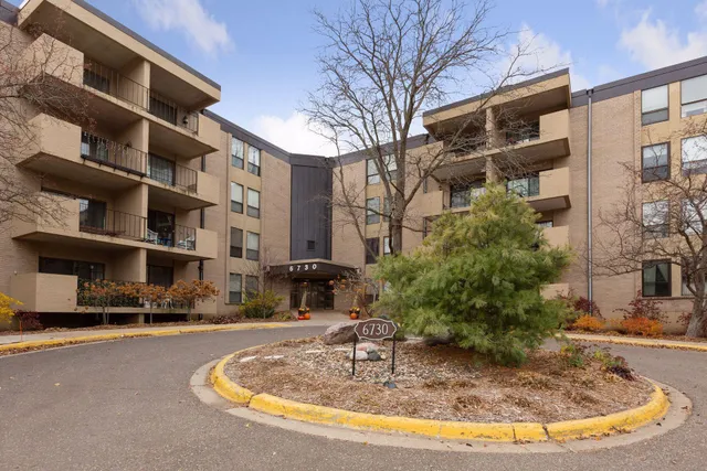 $1,650 | 6730 Vernon Avenue South, Unit 105, Edina, MN 55436