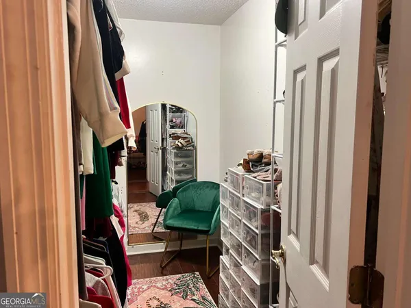 a area with furniture and a mirror