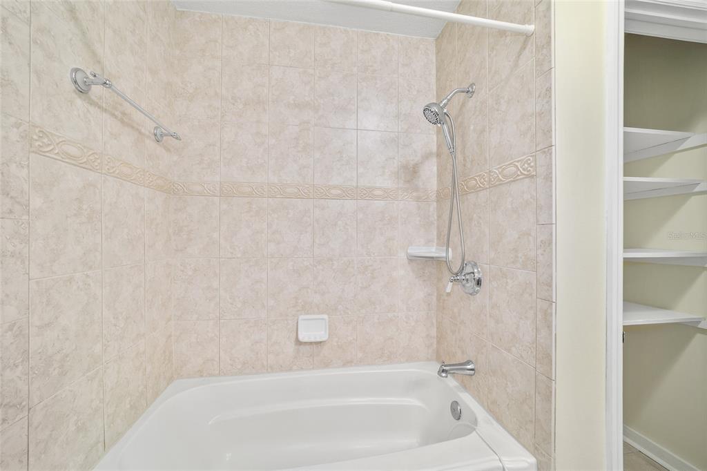 5201 East Jasmine Lane Inverness, FL 34453 - Photo 42 of 50 a bathroom with a bathtub