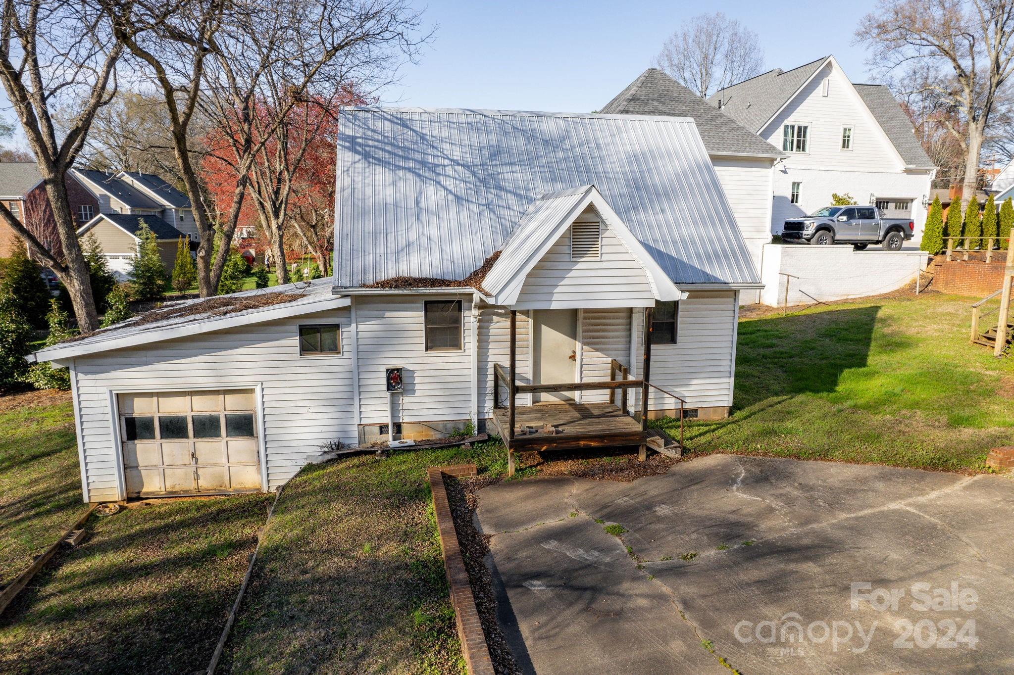 318 Walnut Street Davidson, NC 28036 - Photo 14 of 21 a front view of a house with garden