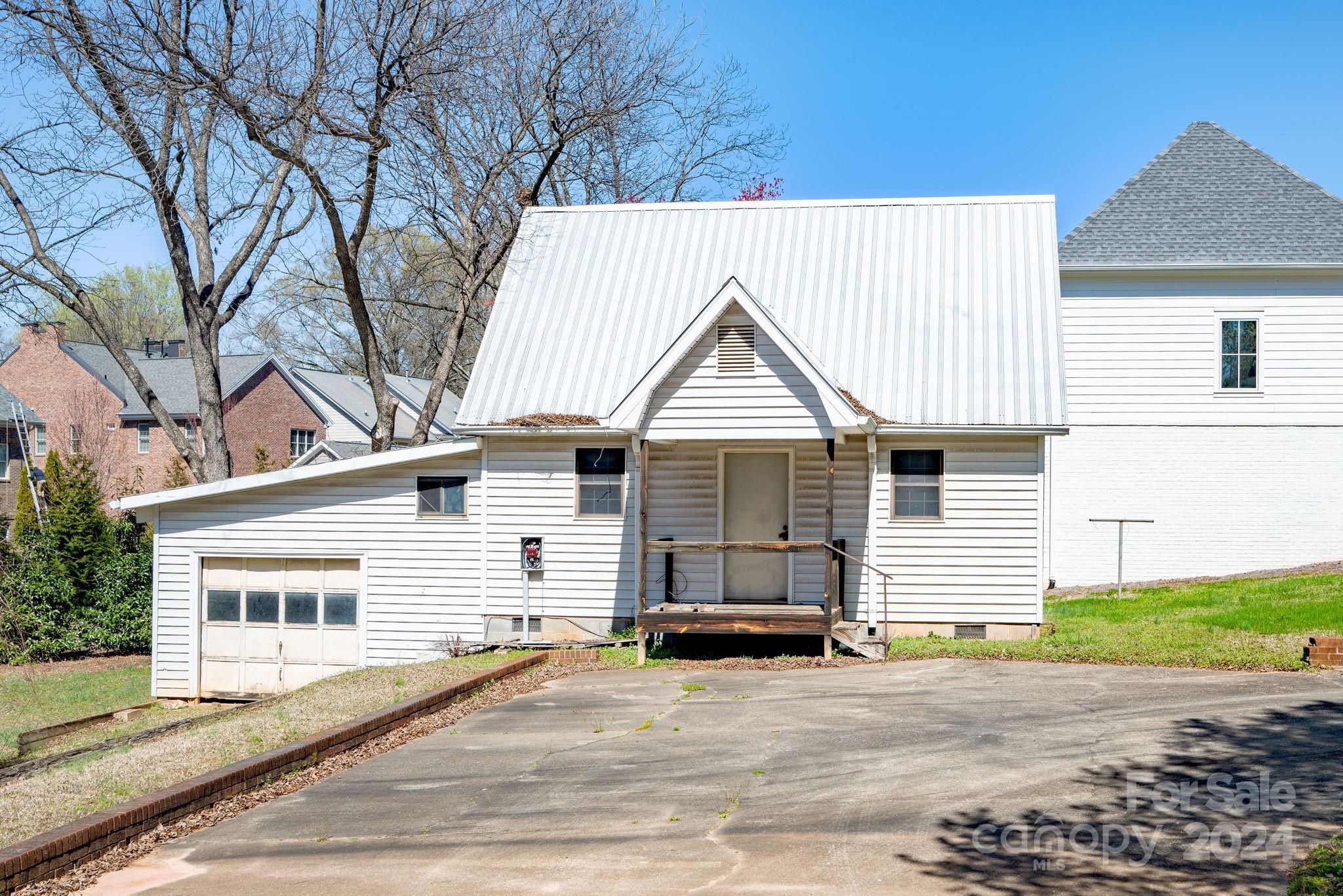 318 Walnut Street Davidson, NC 28036 - Photo 19 of 21 a view of a white house with a large space