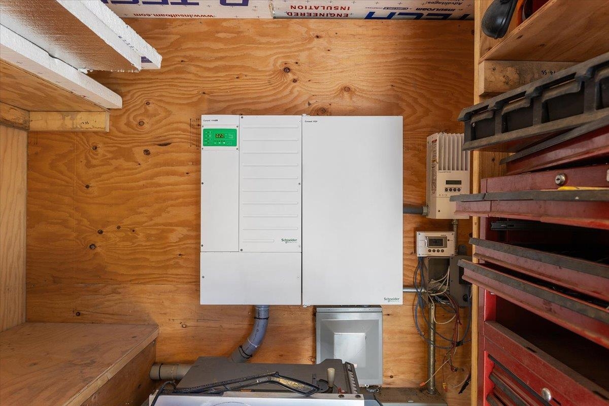 17370 West Corral Hollow Road Tracy, CA 95377 - Photo 41 of 43 a bathroom with a sink and a mirror