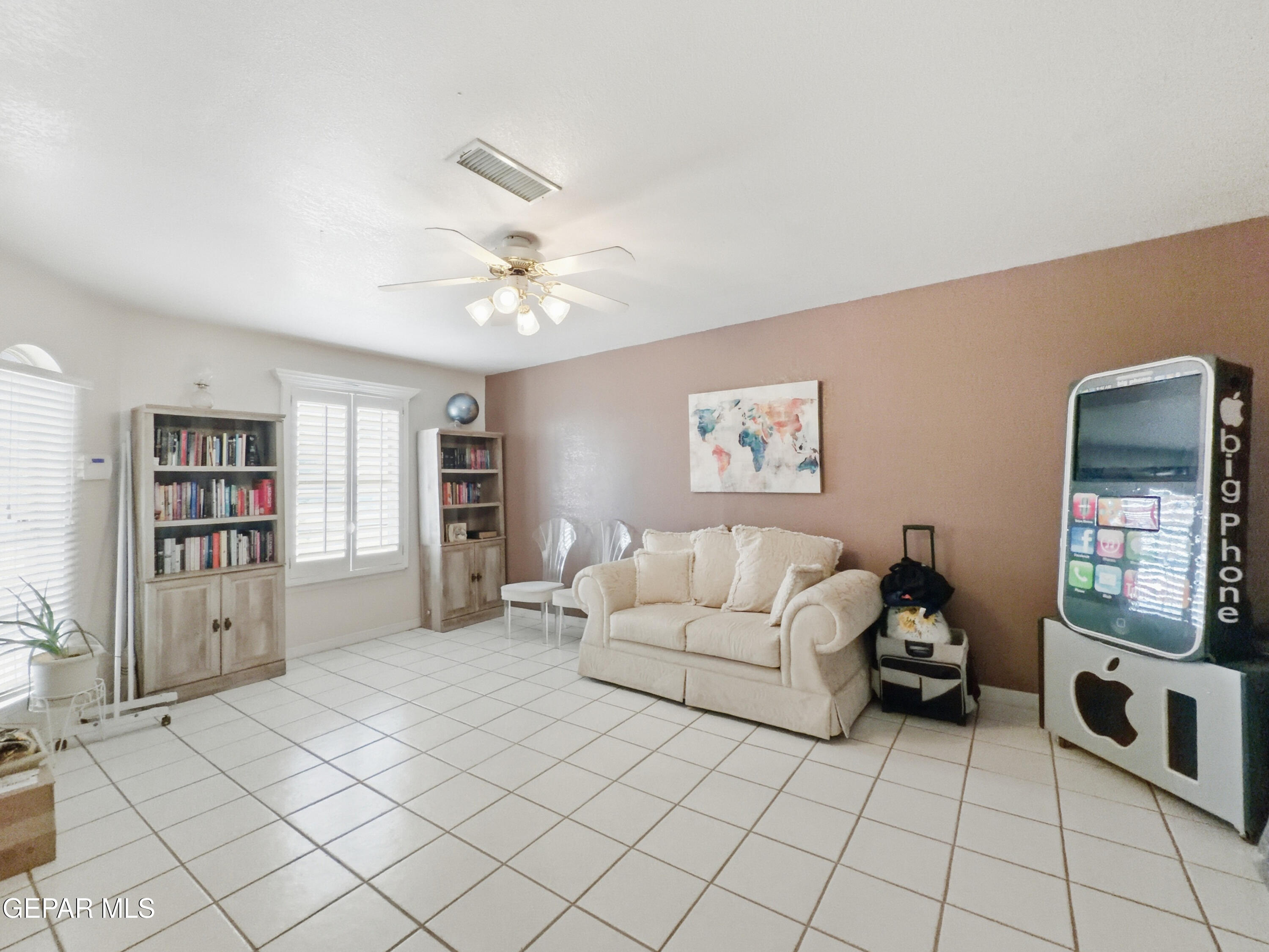 5156 Bradley Road El Paso, TX 79938 - Photo 21 of 39 a living room with furniture and white walls