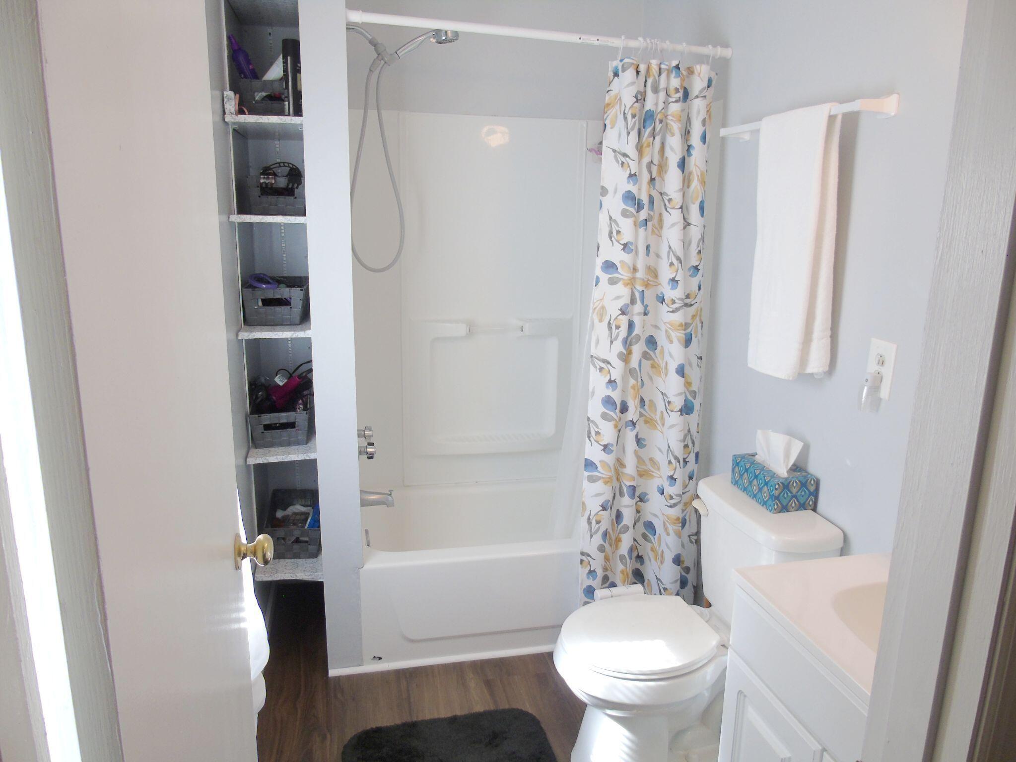 1102 Nickajack Circle Jasper, TN 37347 - Photo 22 of 41 Main bedroom bathroom