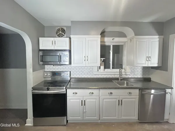 $2,700 | 21 Fordham Court, Albany, NY 12209