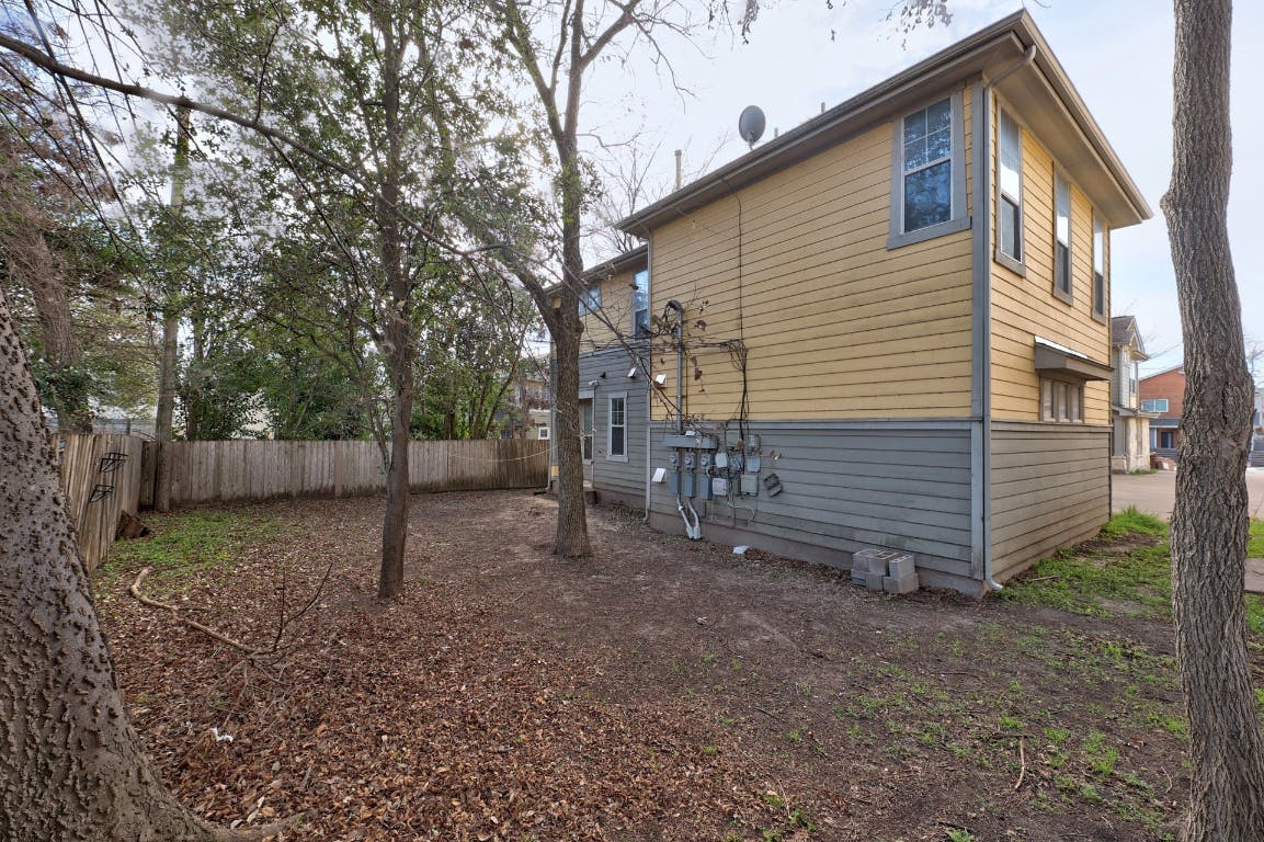 710 Franklin Boulevard, Unit C Austin, TX 78751 - Photo 27 of 29 a backyard of a house with lots of green space