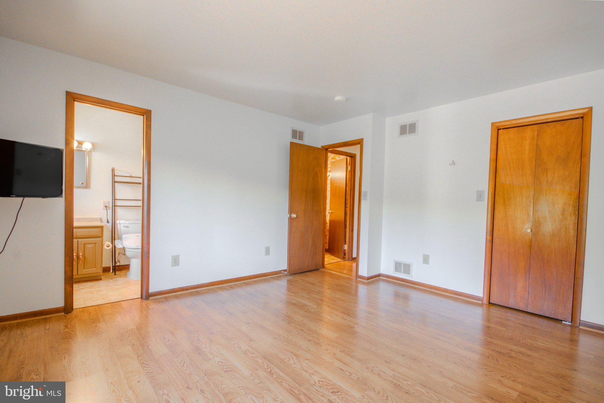 31749 Morris Leonard Road Parsonsburg, MD 21849 - Photo 14 of 40 Spacious room with warm wood accents.