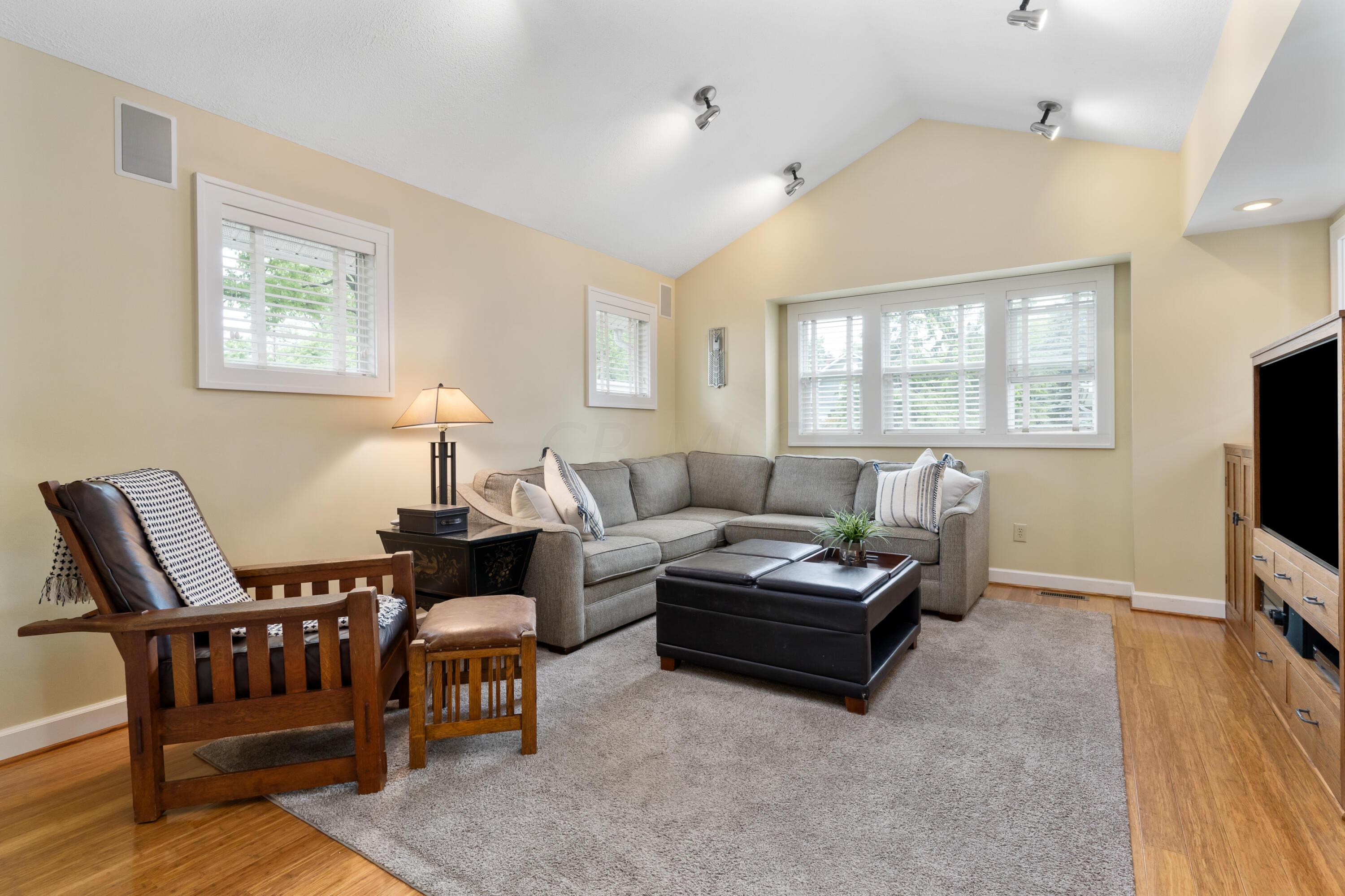 448 East Dunedin Road Columbus, OH 43214 - Photo 6 of 39 Spacious family room