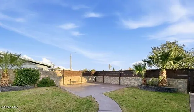 a view of a parking area