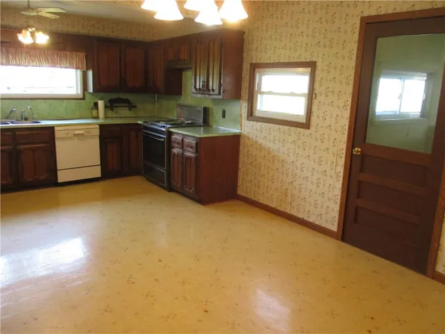 $390,000 | 1834 North High School Avenue, Columbus, KS 66725