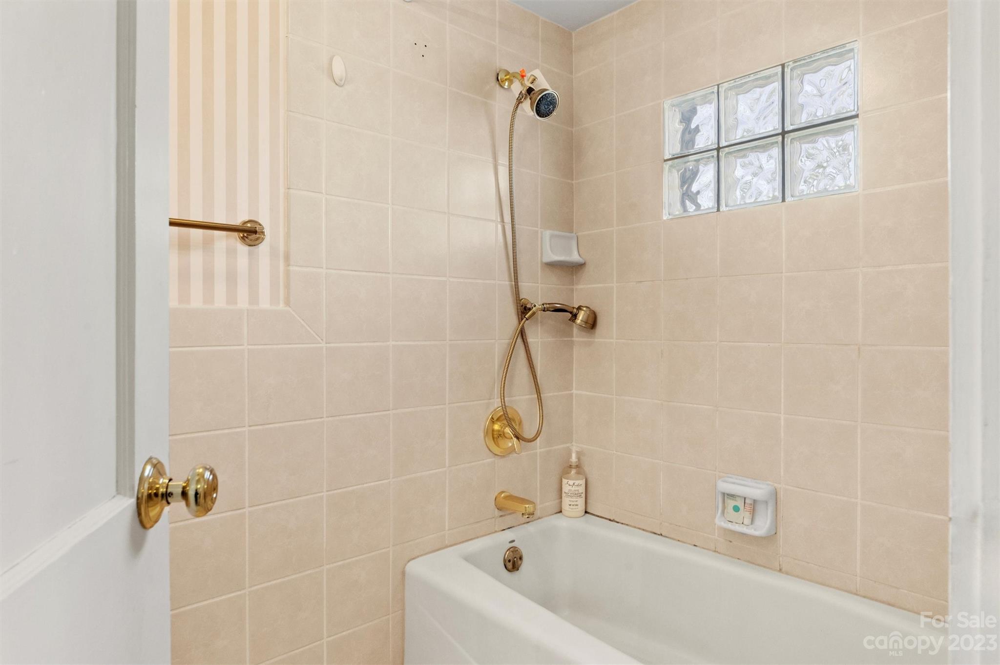 116 Riverside Court Morganton, NC 28655 - Photo 27 of 40 a bathroom with a bathtub