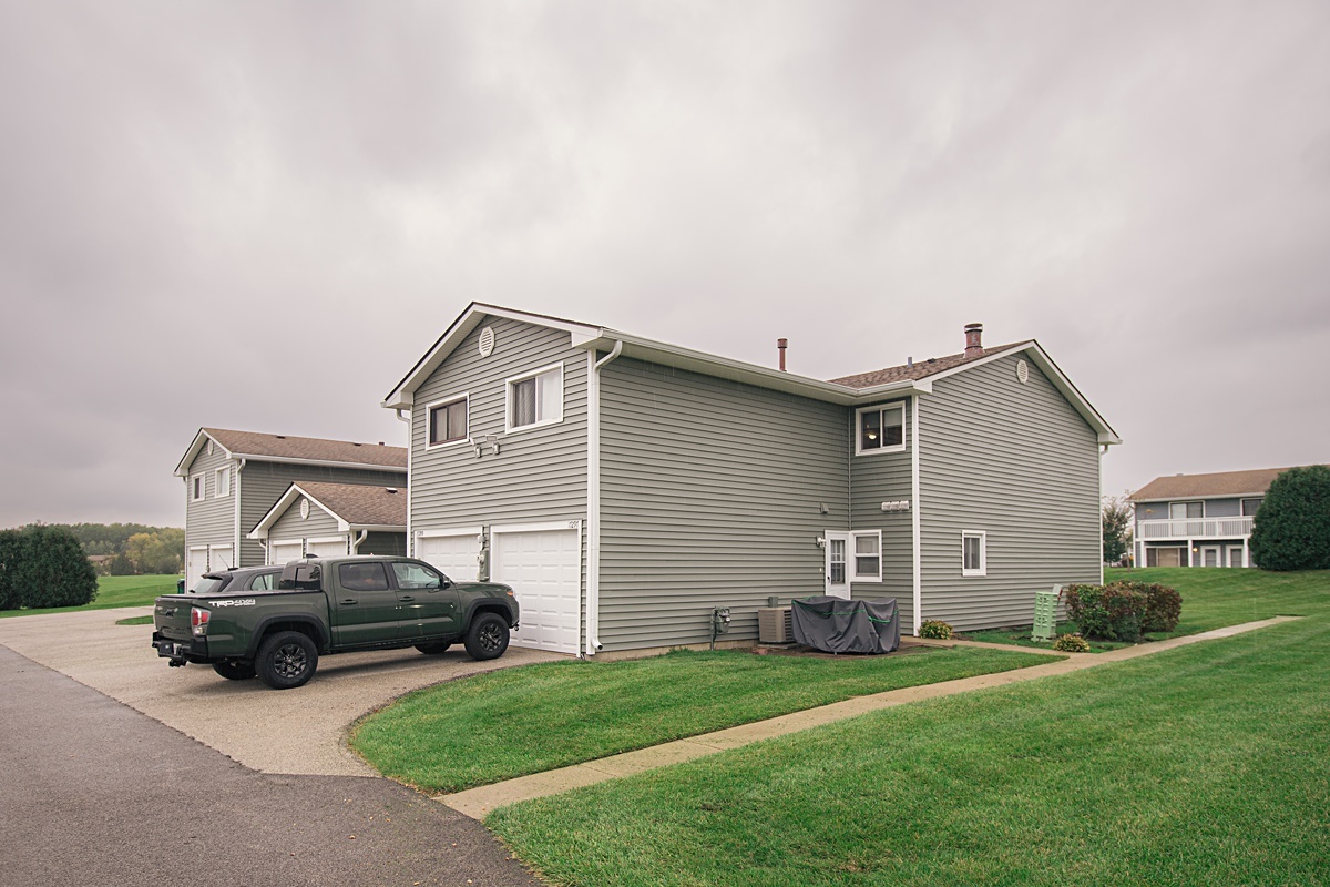 17297 Maple Lane Gurnee, IL 60031 - Photo 6 of 29 a house view with a garden space