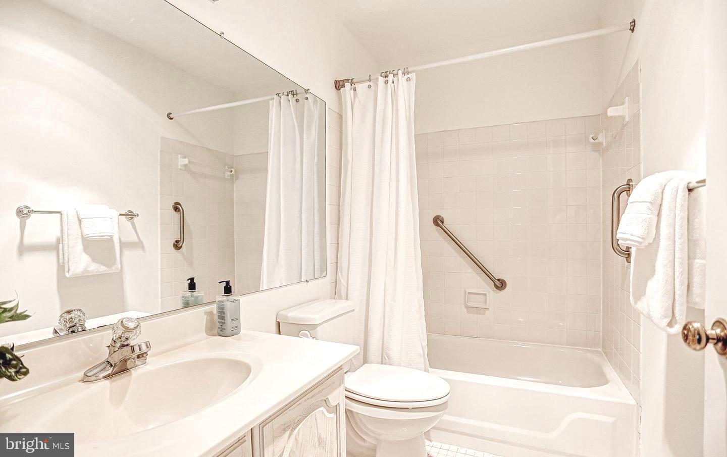 3251 Sutton Place Northwest, Unit B Washington, DC 20016 - Photo 25 of 34 Primary ensuite bath