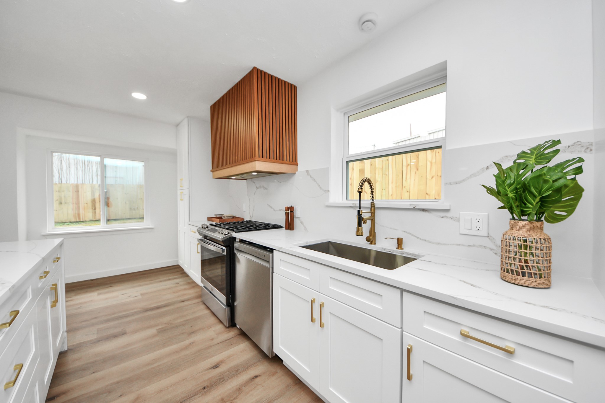 717 Phyllis Court Conroe, TX 77303 - Photo 7 of 31