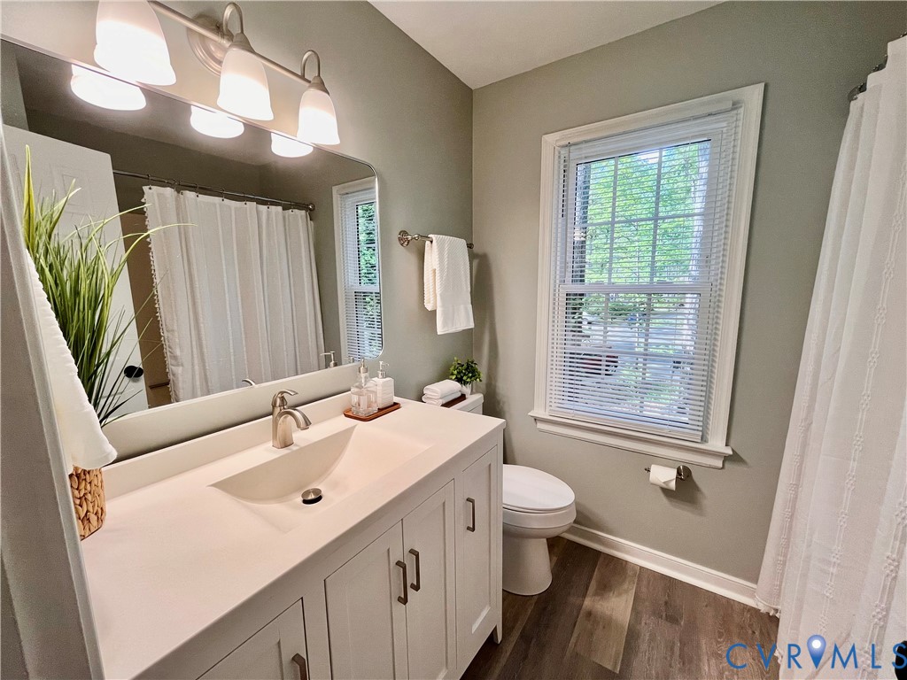 13700 Watkins Glen Road Midlothian, VA 23112 - Photo 18 of 23 a bathroom with a double vanity sink toilet and a tub