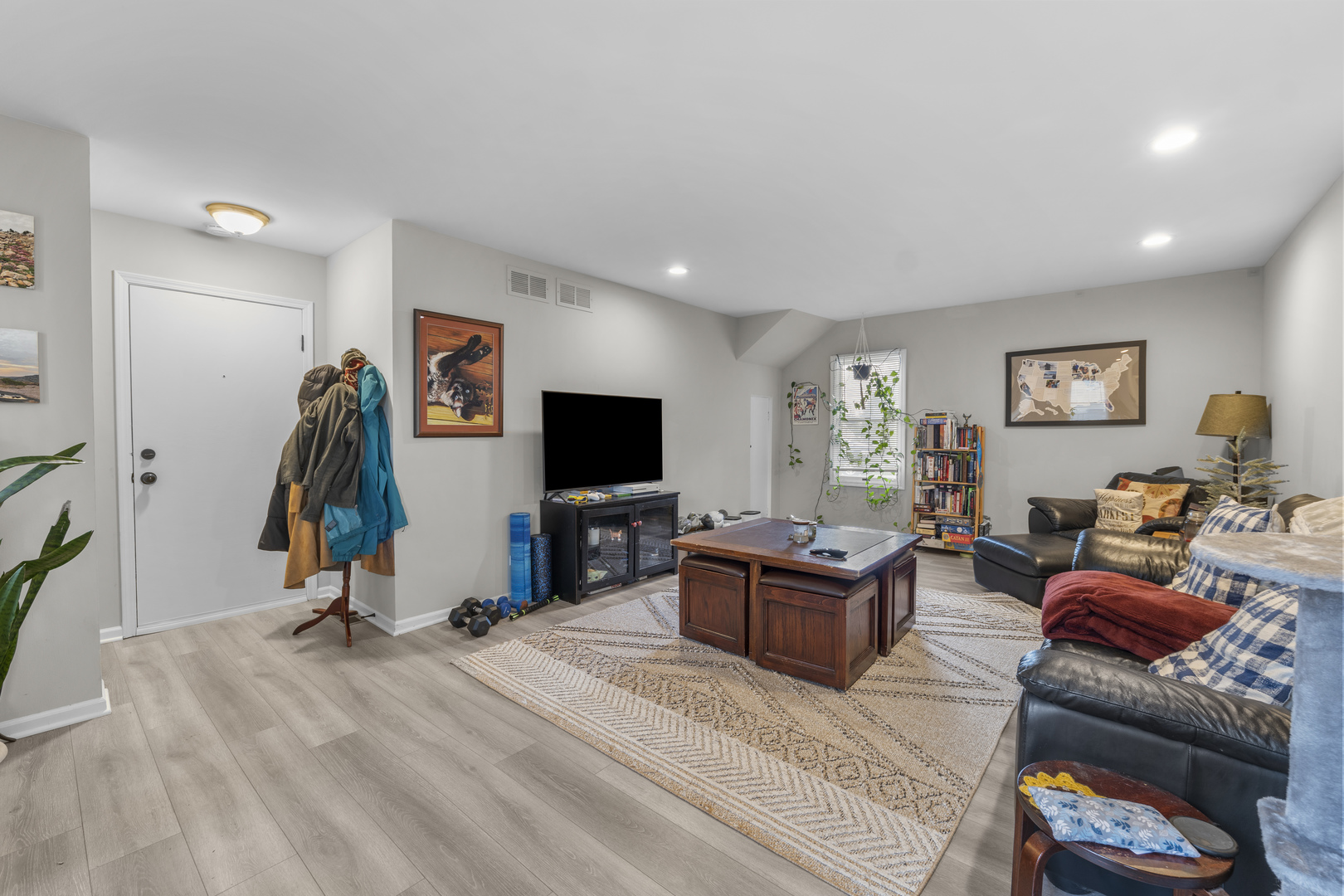 427 Delles Road Wheaton, IL 60187 - Photo 5 of 31 a living room with furniture and a flat screen tv