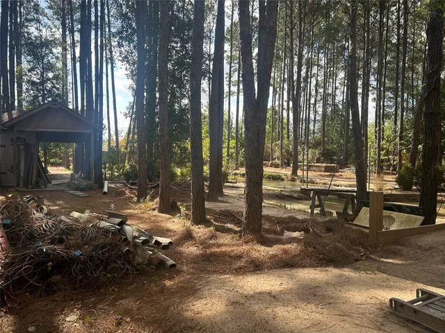 a view of entryway with a floor to ceiling window and a kitchen space