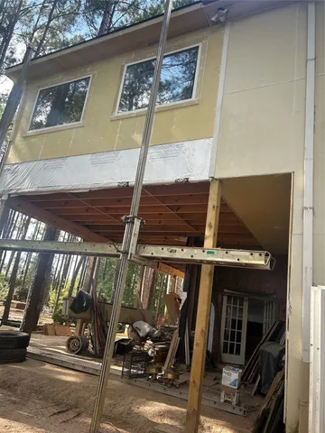 a view of empty room with window