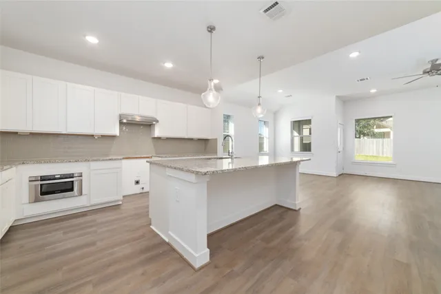 $2,000 | 919 Golden Willow Lane, Conroe, TX 77304