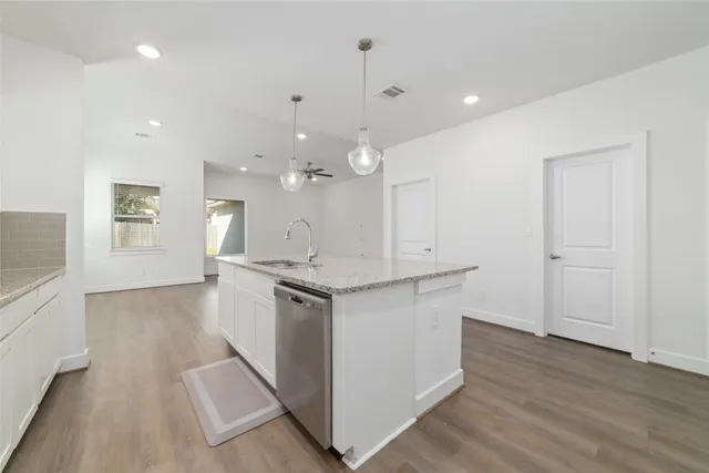 $2,000 | 919 Golden Willow Lane, Conroe, TX 77304