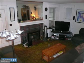 130 1/2 East Avon Road Brookhaven, PA 19015 - Photo 2 of 6 Living Room
