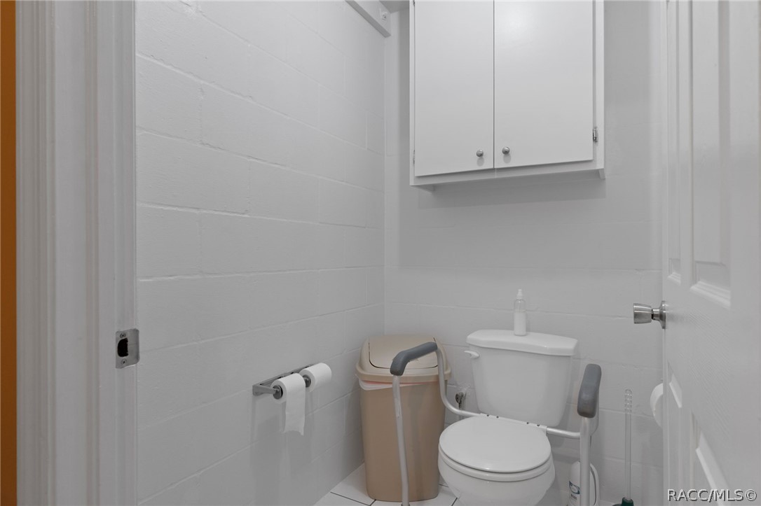 4530 South Florida Avenue Inverness, FL 34450 - Photo 65 of 100 a white toilet sitting next to a shower